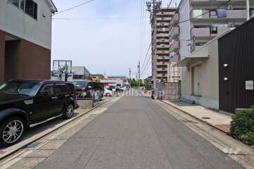 敷地西側の前面道路