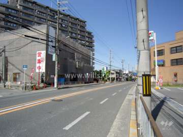 敷地南側を二車線のバス通り（府道14号大阪高槻京都線）が走っています。
