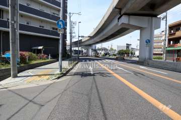 敷地北西側の前面道路。高架が通っています。