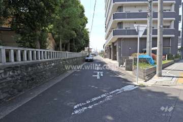 敷地南東側の前面道路。向かい側に神社があります。