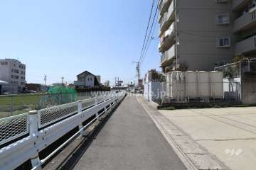敷地南側の前面道路（東側から）