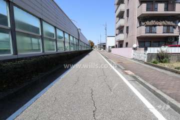 敷地西側の前面道路（南側から）