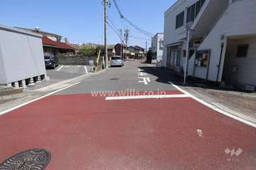 敷地北側の前面道路（西側から）