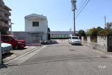 敷地南側の前面道路（東側から）