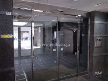 エントランスはオートロック付きです。