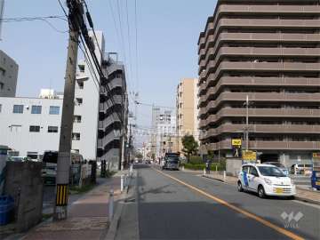 敷地西側の前面道路