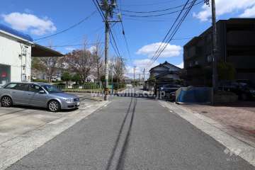 敷地の北側前面道路（西側から）