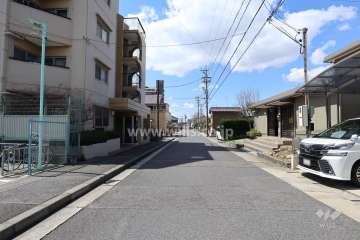 敷地の北側前面道路（東側から）