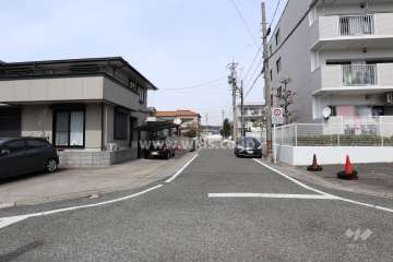敷地西側の前面道路（南側から）