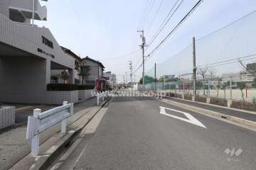 敷地北側の前面道路（東側から）