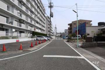 敷地南側の前面道路（西側から）