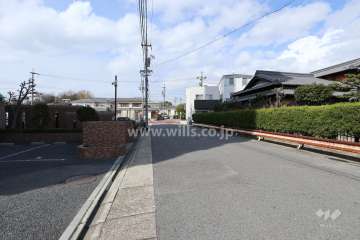 敷地の北東側前面道路（南東側から）