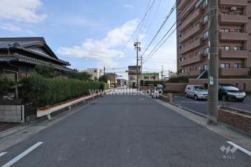 敷地の北東側前面道路（北西側から）