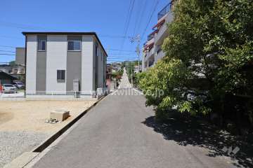 敷地南側の前面道路（東側から）