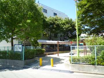 敷地に隣接して小さな公園があります。