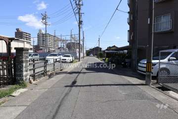 敷地北側の前面道路（西側から）