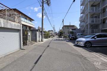 敷地北側の前面道路（西側から）
