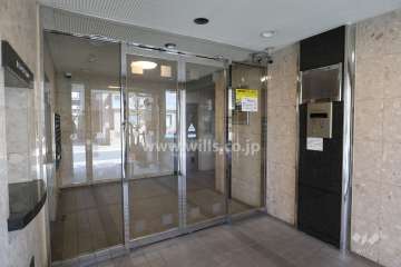 エントランスはオートロック付きです。