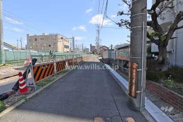 敷地北側の前面道路（西側から）