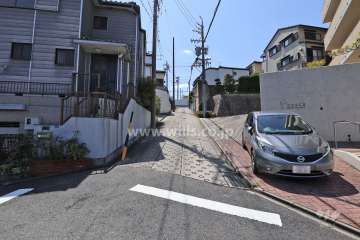 敷地の東側前面道路（北側から）