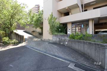 駐車場出入り口