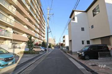 敷地の南側前面道路（西側から）