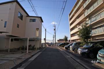 敷地南側の前面道路（東側から）