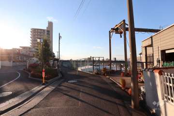 敷地北側の前面道路（東側から）