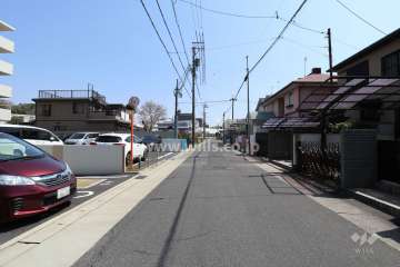 敷地の南側前面道路（西側から）