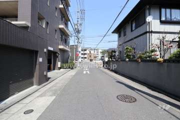 敷地の東側前面道路（南側から）