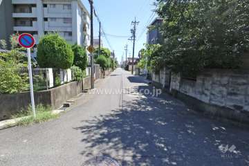 敷地西側の前面道路（北側から）