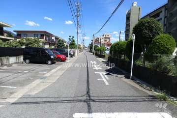 敷地北側の前面道路（西側から）