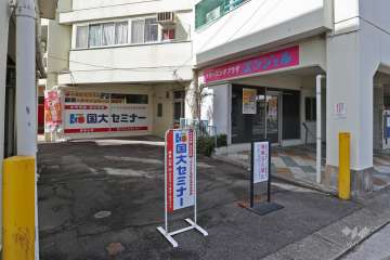 敷地入口（東側通路）