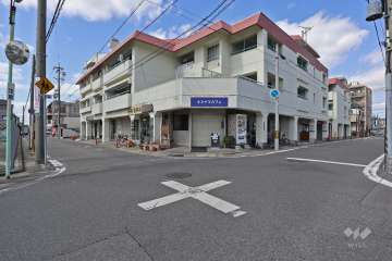 敷地東側前面道路（右側）と「第1緑ヶ丘コーポラス南棟」（手前）です。