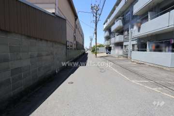 敷地南側の前面道路（東側から）