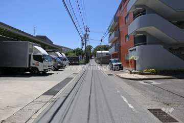 敷地東側の前面道路（北側から）