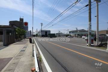 敷地北側の前面道路（東側から）