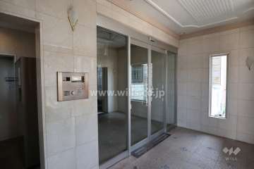 エントランスはオートロック付きです。