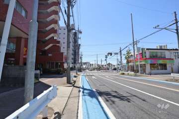 敷地北側の前面道路（東側から）