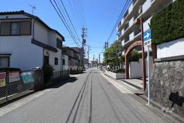 敷地南側の前面道路。一方通行の通りです。