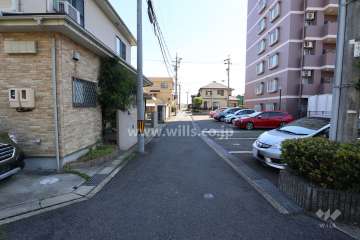 敷地西側の前面道路（北側から）