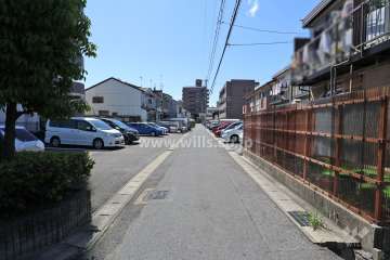 敷地北側の前面道路（東側から）