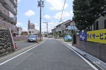 敷地南側の前面道路（西側から）