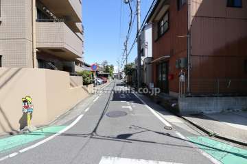 敷地南側の前面道路（西側から）