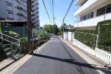 敷地北側の前面道路（東側から）