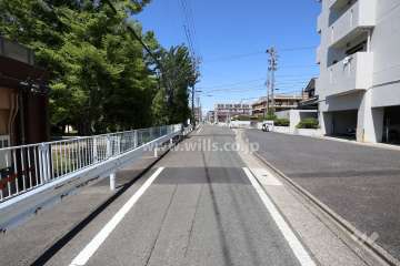 敷地西側の前面道路（南側から）