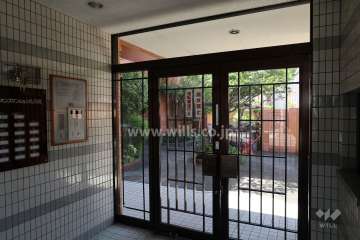 エントランスはオートロック付きです。