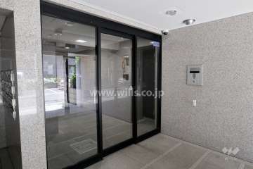 エントランスはオートロック付きです。