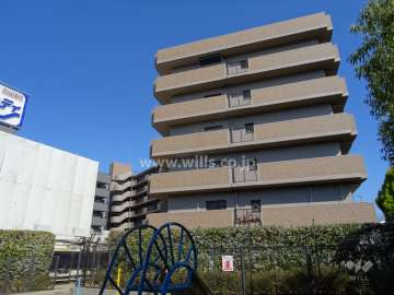 アドリーム江坂の外観（西側から）