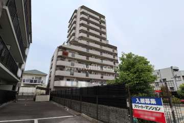 宝マンション新守山第8の外観（南西側から）